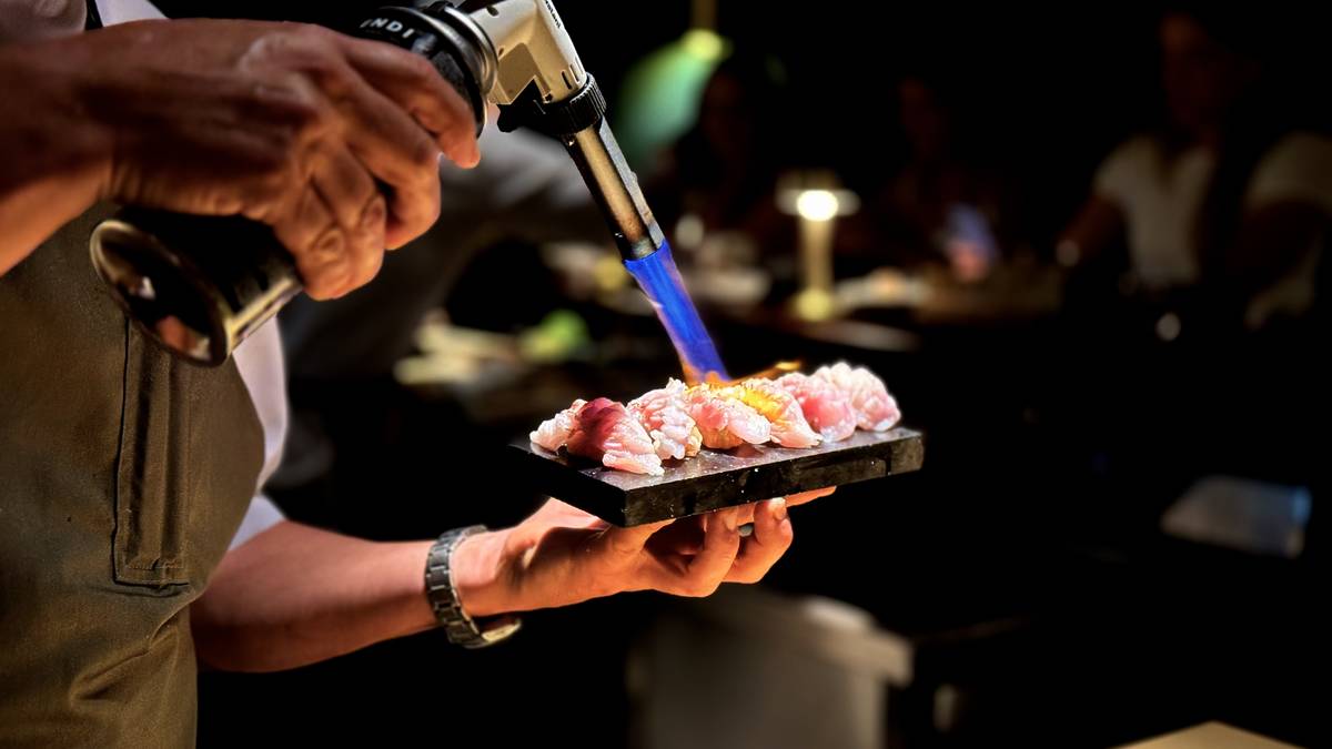 Chef Alex Hatano a preparar o momento dos nigiris