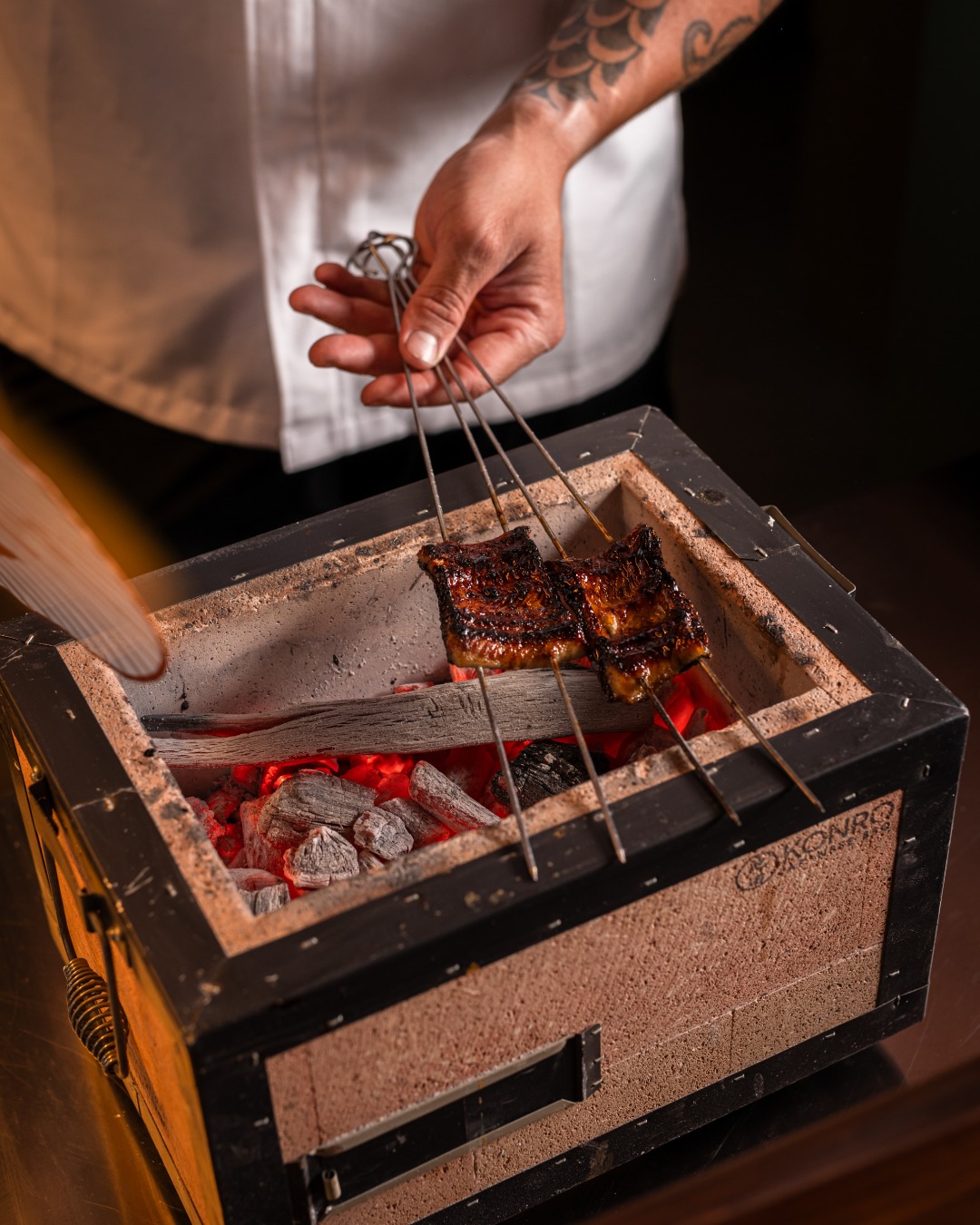 Grelhados no Konro, com o tradicional carvão japonês binchotan