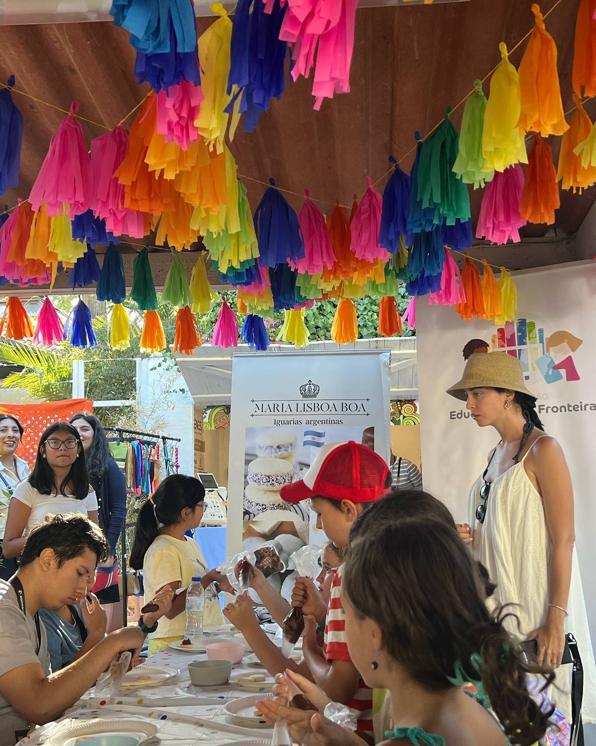 crianças em atividades no mercado da américa latina na fiartil