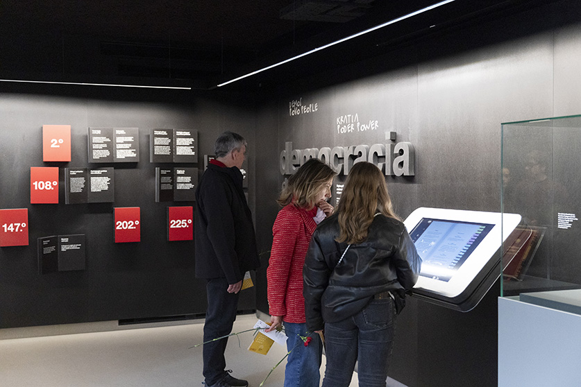 pessoas a interagir na Casa do Parlamento