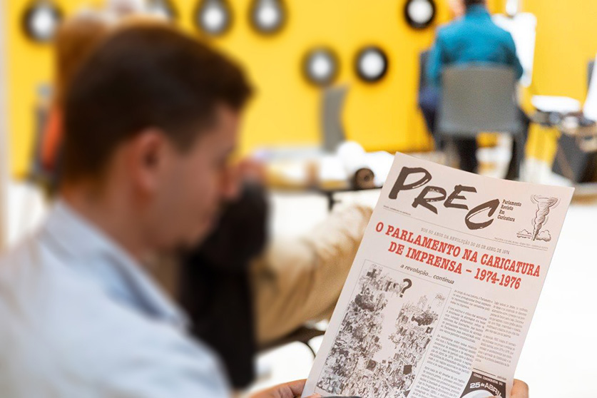 pessoas a interagir na Casa do Parlamento