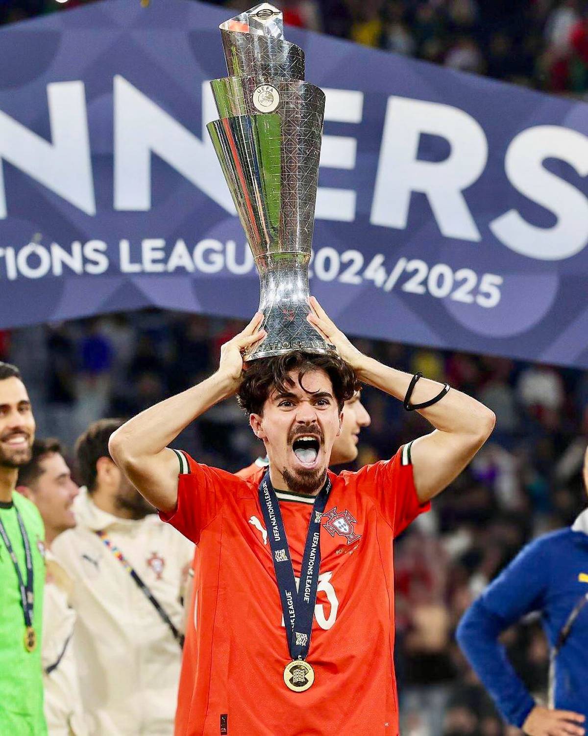 vitinha com a taça da Liga das Nações, ganha por Portugal