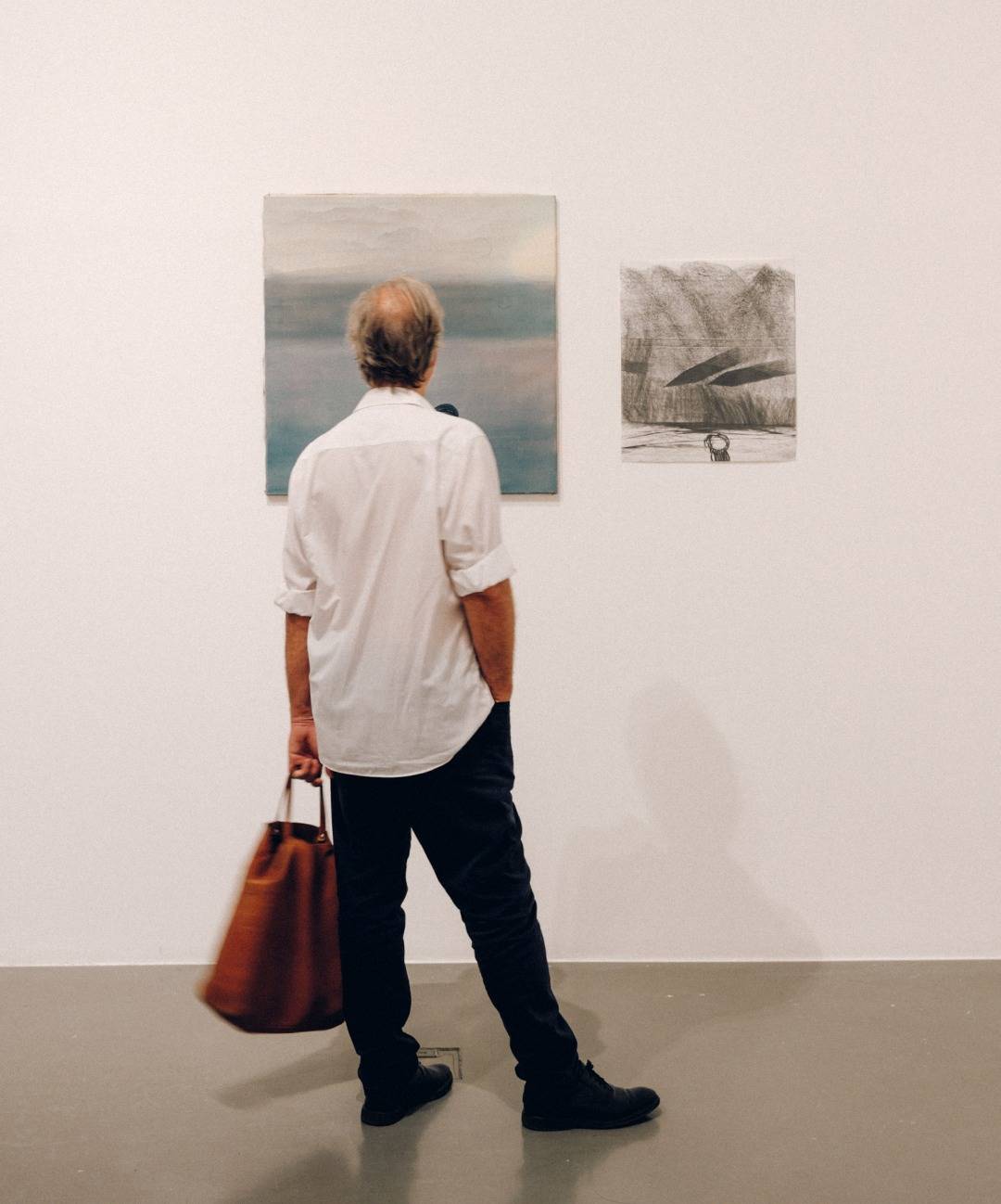 homem numa expoição no maat