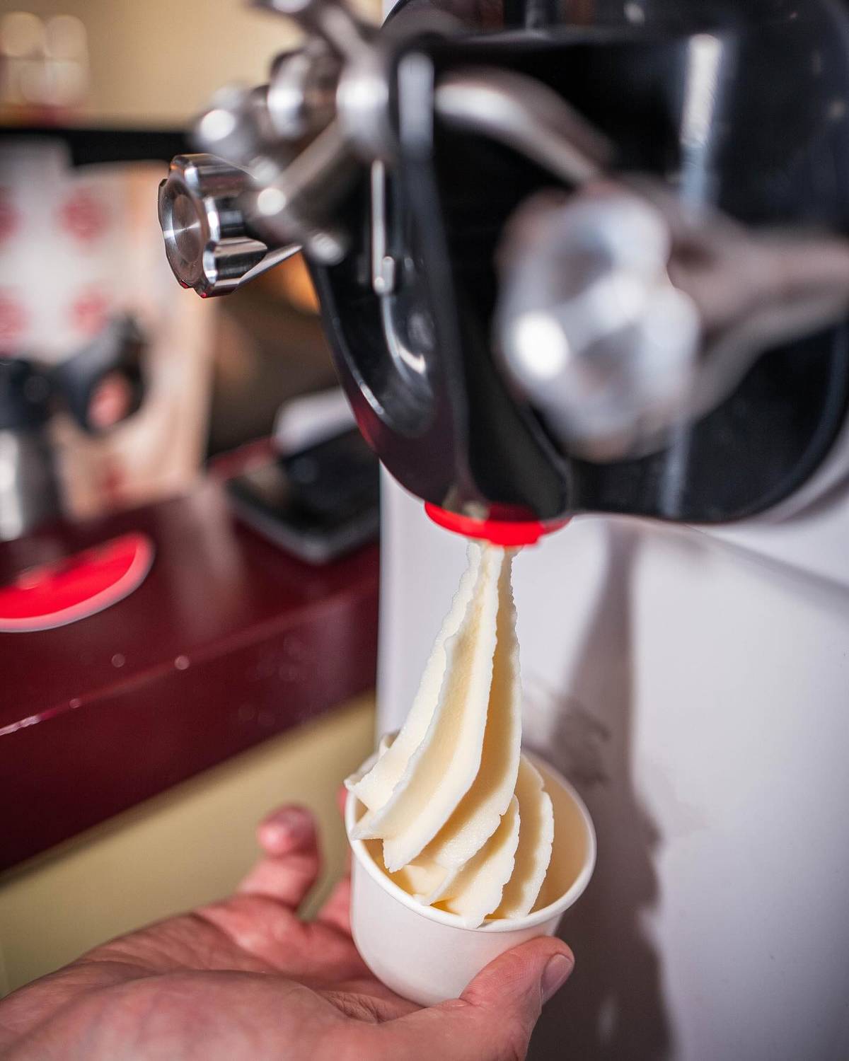 Gelado cremoso de leite com cornflakes no Stack