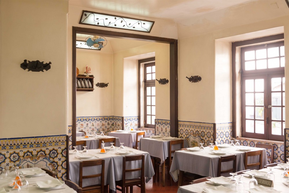 frango à piri-piri no restaurante bonjardim, sala interior