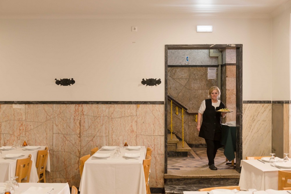 frango à piri-piri no restaurante bonjardim, senhora a servir