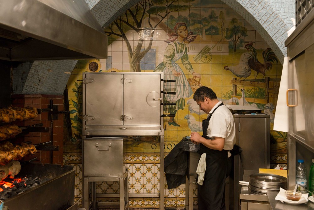 frango à piri-piri no restaurante bonjardim, grelhador a carvão