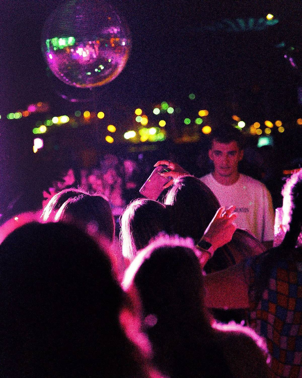 pista de dança e pessoas a dançar no restaurante asiático MÖTAO Lisboa, restaurantes com diversão noturna