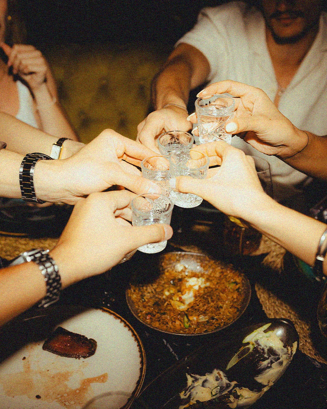 pessoas a fazerem um brinde de tequilla no restaurante asiático MÖTAO Lisboa, restaurantes com diversão noturna