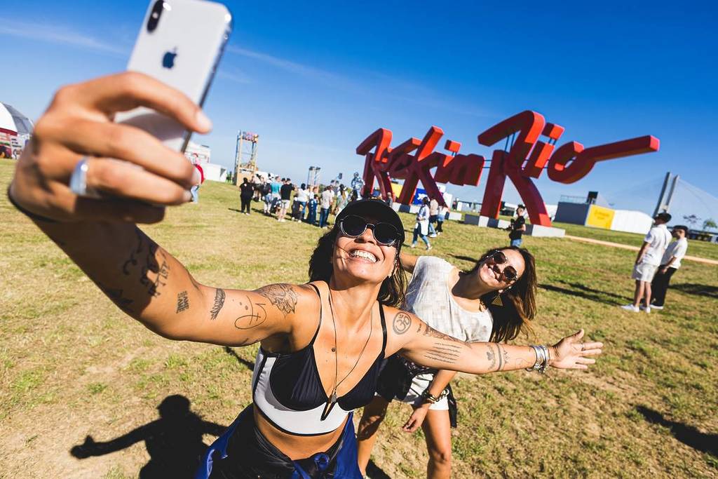 pessoas tirando selfies no Rock in Rio Lisboa