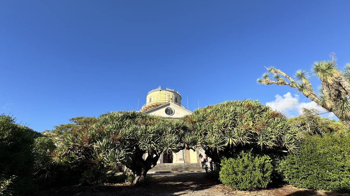zona exterior e porta principal do Real Observatório Astronómico de Lisboa