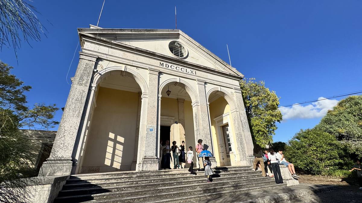 zona exterior e porta principal do Real Observatório Astronómico de Lisboa