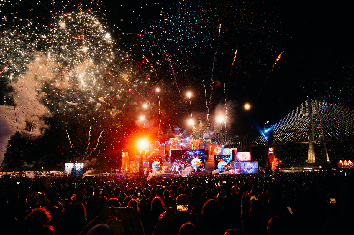 fogo de artifício no palco mundo do rock in rio