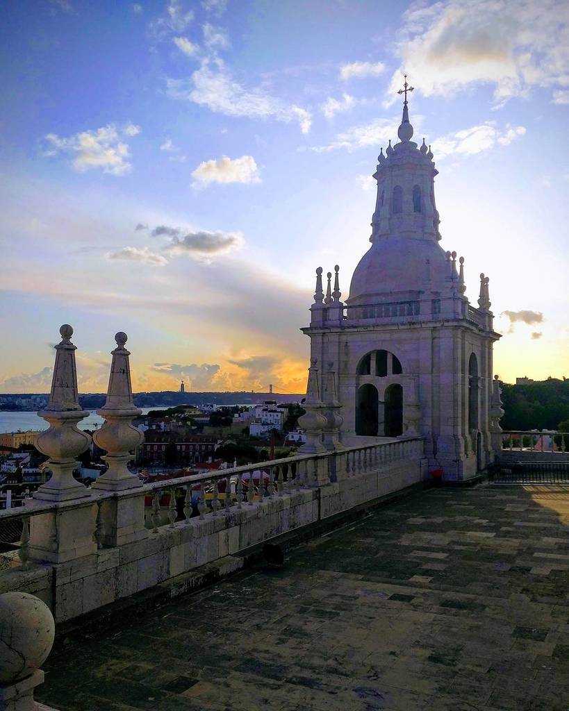 terrazza del monastero di São Vicente de Fora di notte e al tramonto