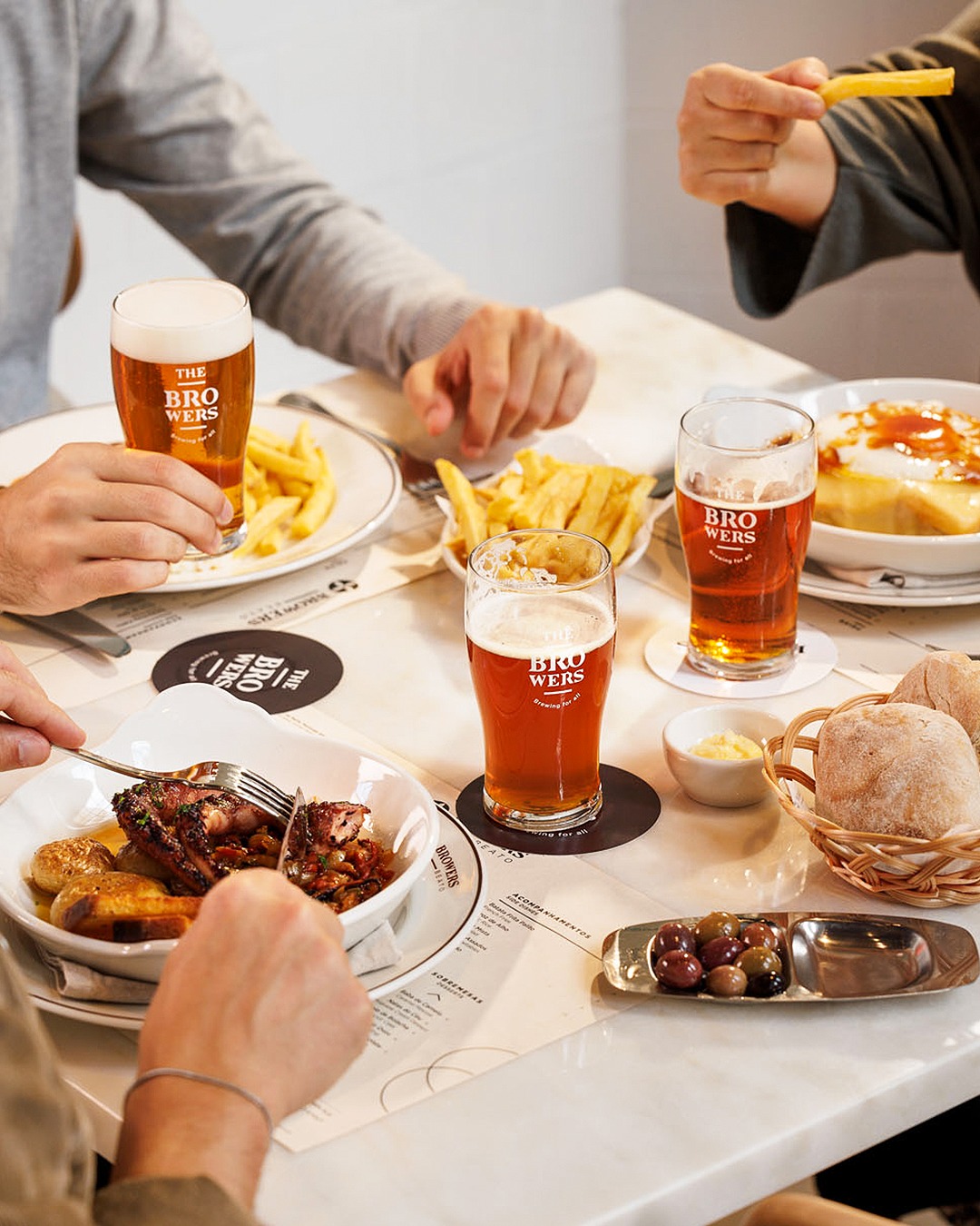 mesa com petiscos na cervejaria Browers Beato