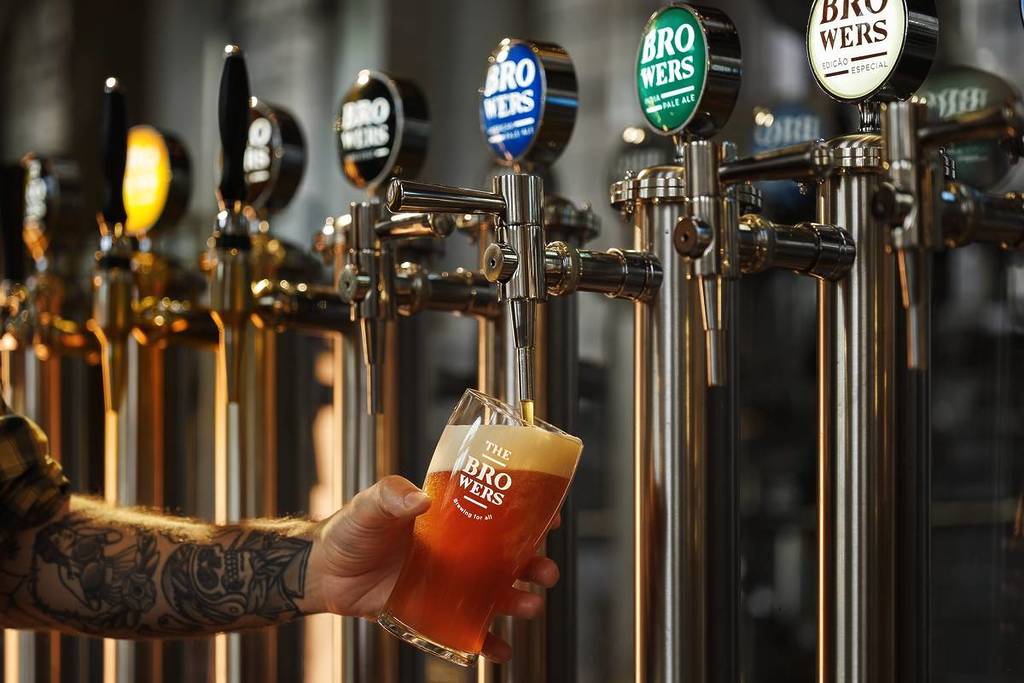 homem a tirar uma imperial na cervejaria Browers Beato, durante a Oktoberfest