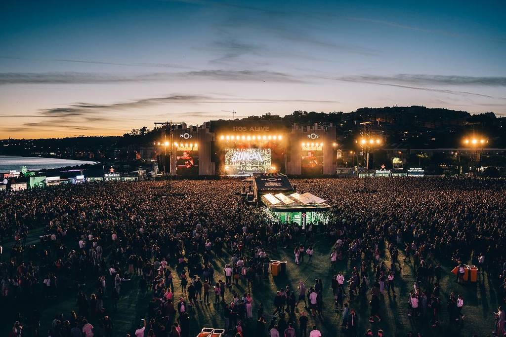 Das NOS Alive Musikfestival bei Sonnenuntergang