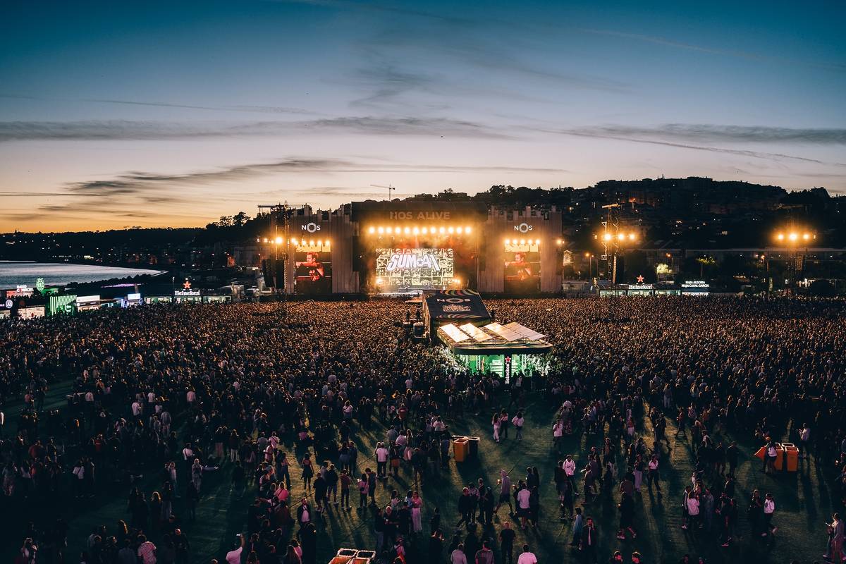 festival de música NOS Alive ao pôr do sol