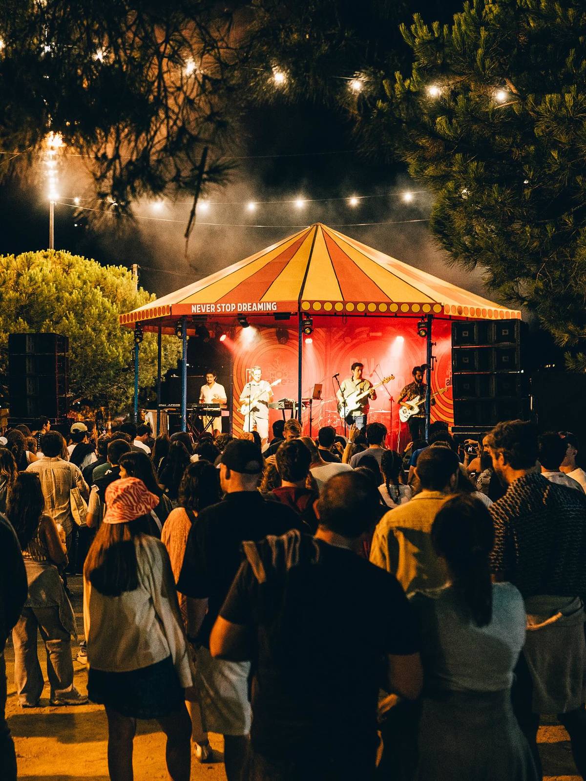 palco coreto no festival de música nos alive