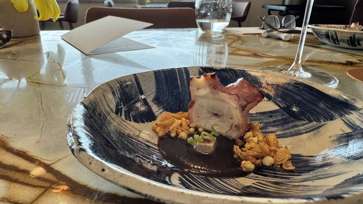 Polvo Grelhado com molho Pad Thai e Amendoim no restaurante intemporal de Miguel Laffan