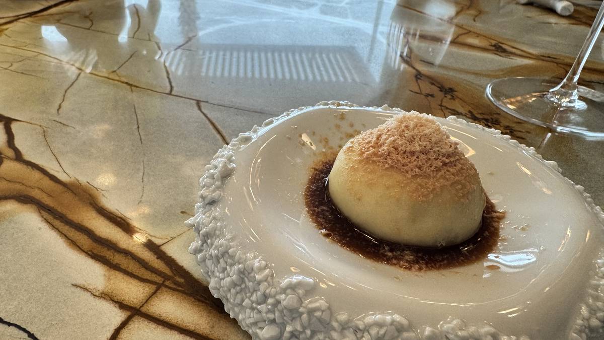 Bolinho a Vapor de Pato com Especiarias Quentes e Foie Gras no restaurante intemporal de Miguel Laffan