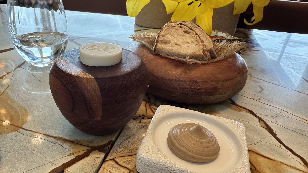 Pão de Massa Mãe com Manteiga de Cabra e Creme de Castanha e Enchidos no restaurante intemporal de Miguel Laffan