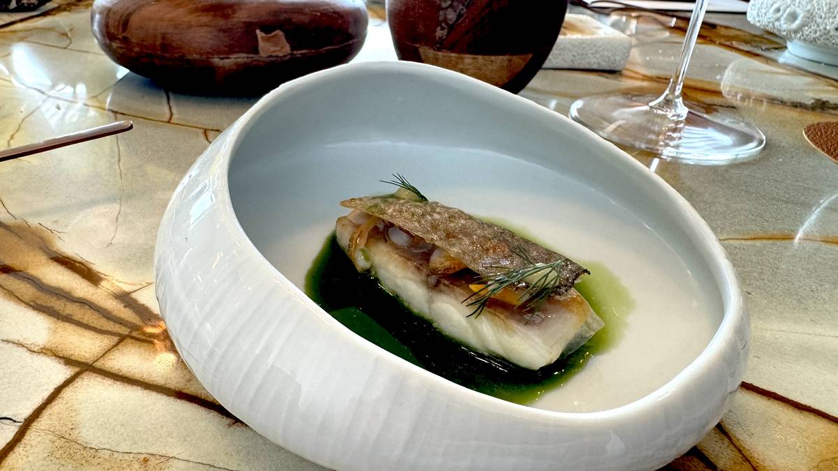 Dourada apanhada à linha, servida com Amêijoas e Toucinho Alentejano no restaurante intemporal de Miguel Laffan