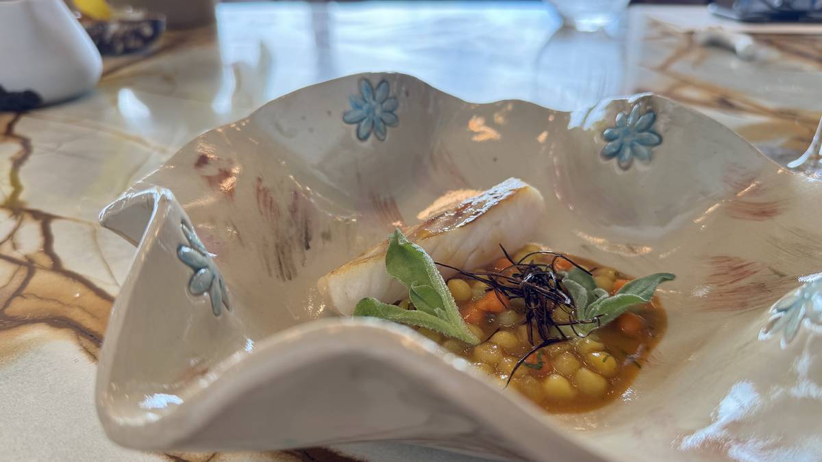 Tagine de Pregado com Especiarias e Azeitona no restaurante intemporal de Miguel Laffan