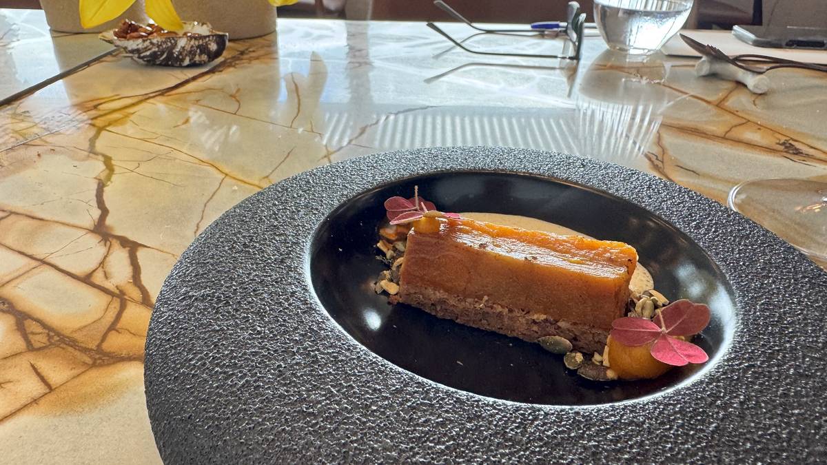 Abóbora com Laranja, Noz-Pecã e Lúcia-lima no restaurante intemporal de Miguel Laffan