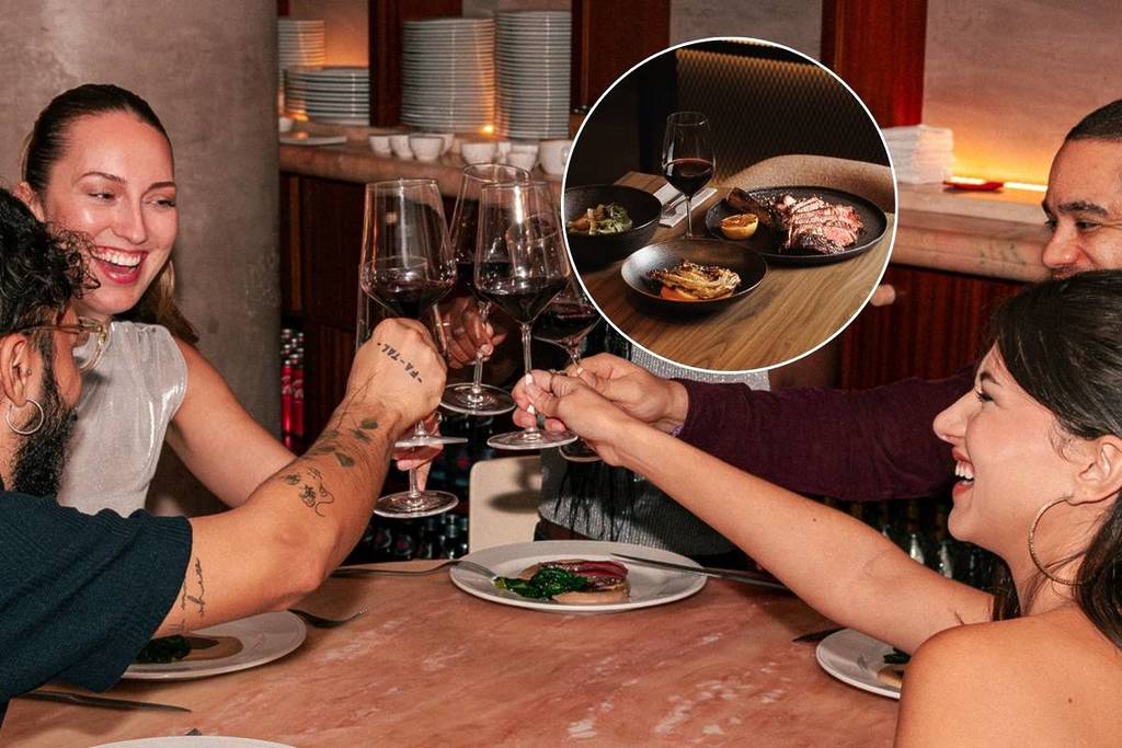 persone che brindano in un ristorante durante la prima Lisbon Insiders Restaurant Week