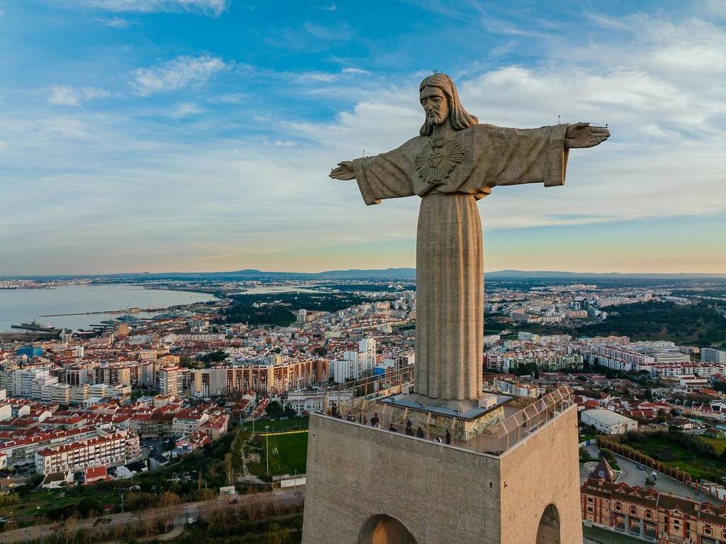 Cristo Rei at night with special lighting