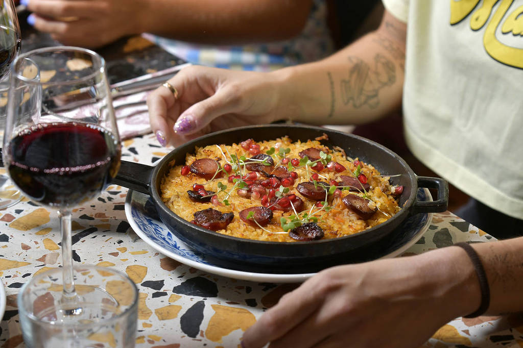 persona comiendo arroz con pato, menú del día en mama shelter