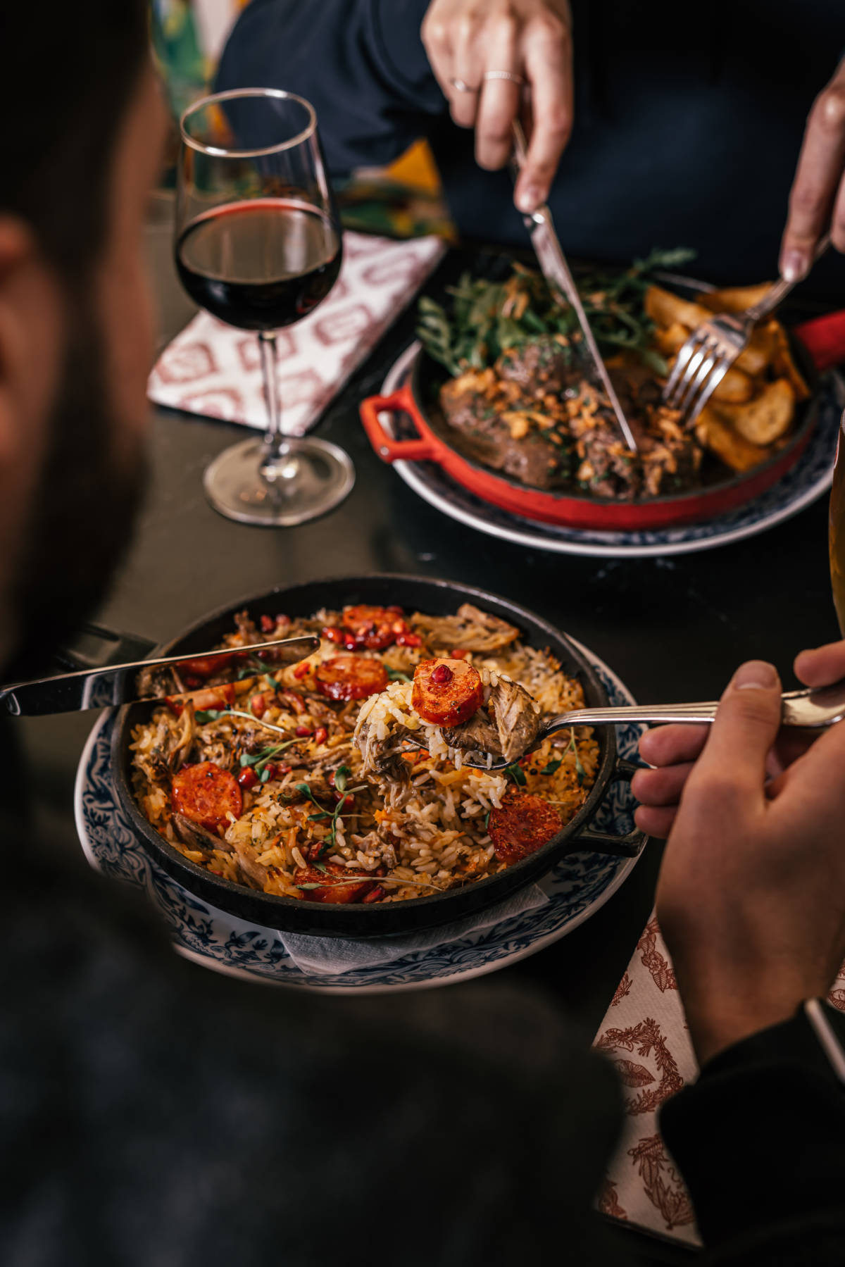 pessoas a comer o menu de almoço no mama shelter