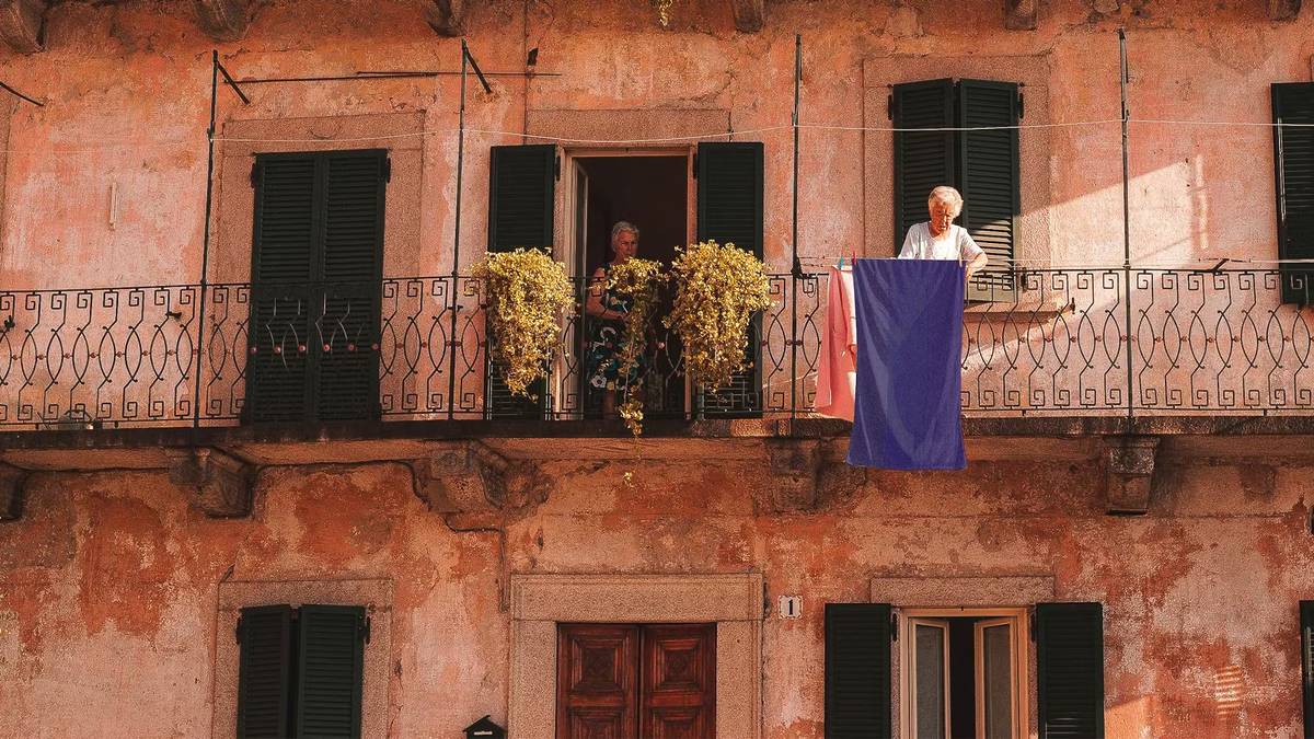 pessoa a pendurar uma peça de roupa ou um pano roxo na sua janela, em virtude do Movimento Recordar 1755