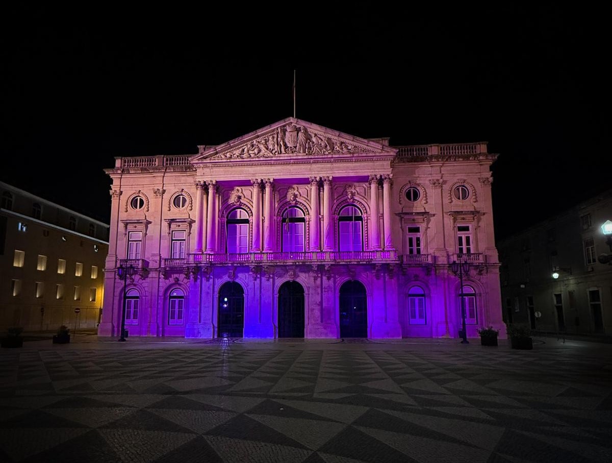 Paços do Concelho com a cor roxa, em virtude do Movimento Recordar 1755