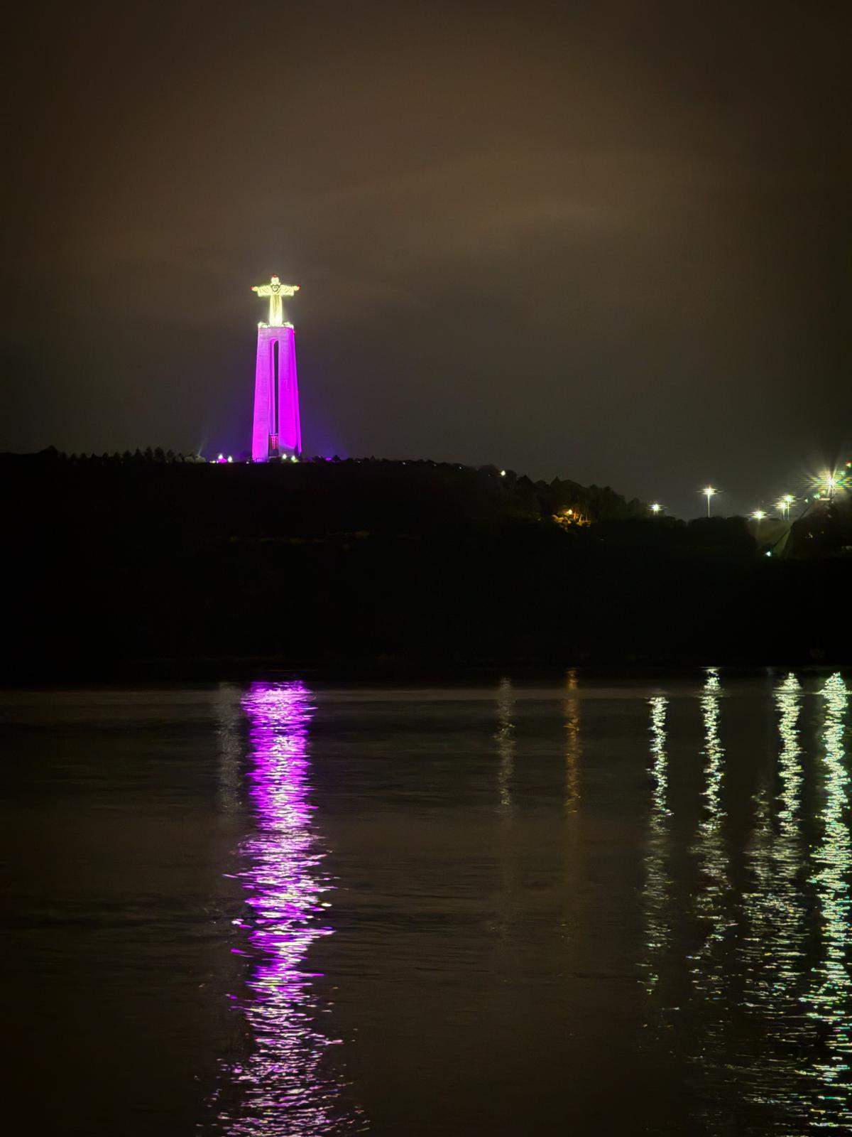 Cristo Rei com a cor roxa, em virtude do Movimento Recordar 1755