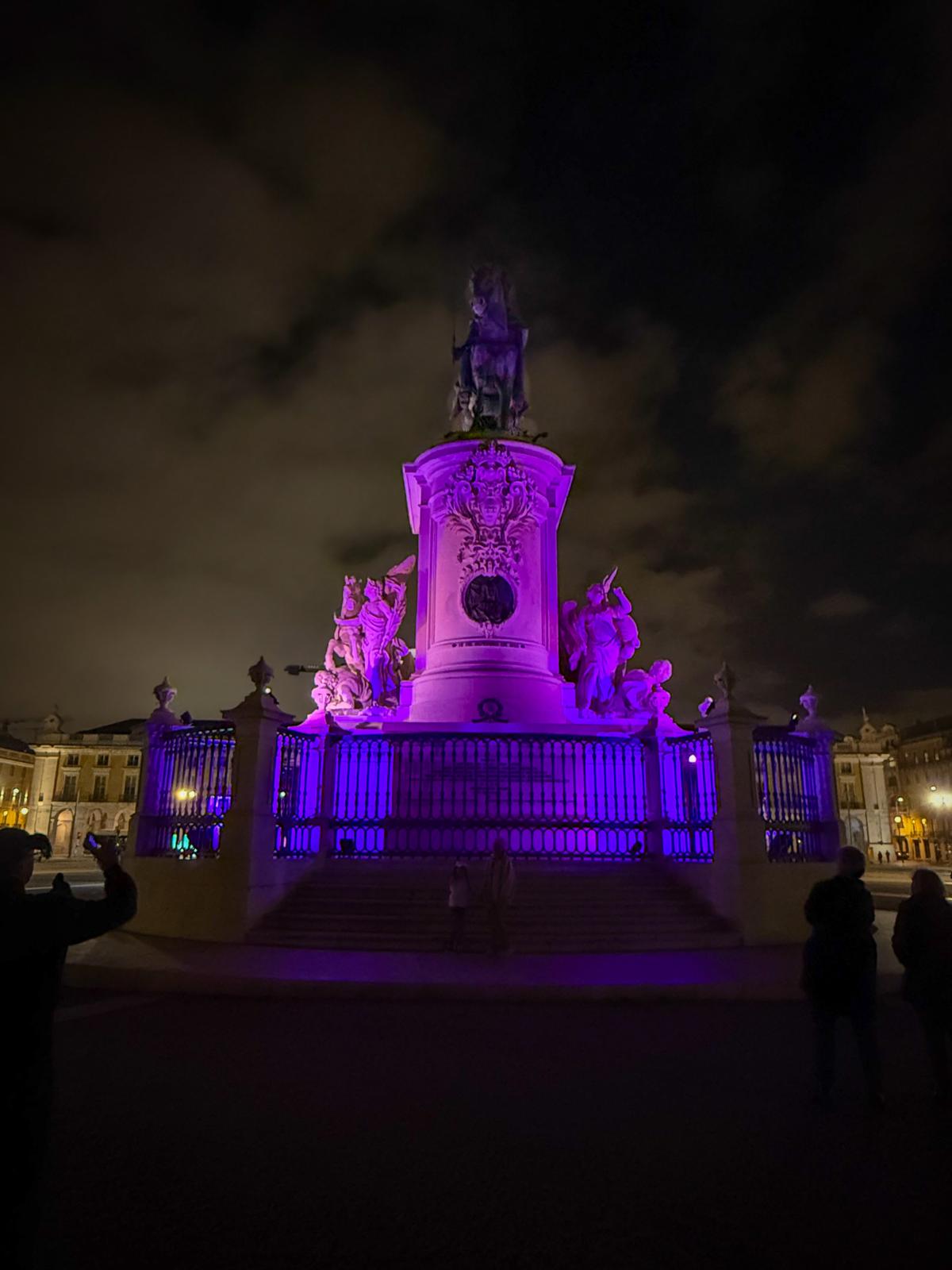 Estátua D. José I com a cor roxa, em virtude do Movimento Recordar 1755