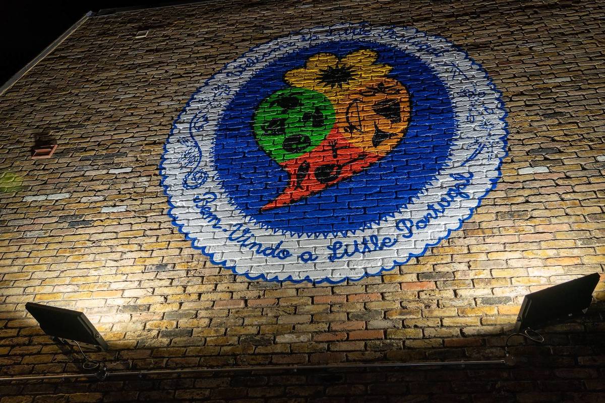 mural português no bairro londrino de Little Portugal