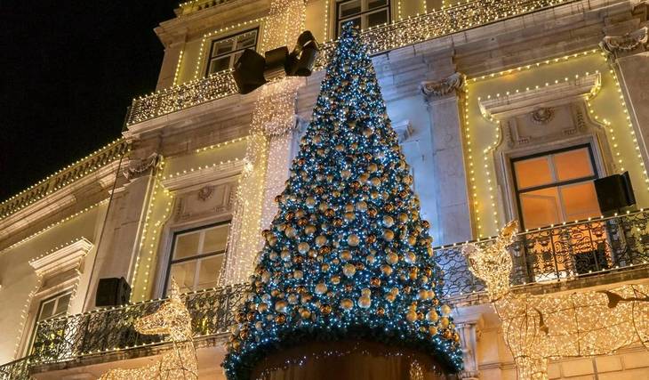 O Chiado já deu início ao Natal em Lisboa: há espetáculos de LED mapping todos os dias e muitas visitas do Pai Natal