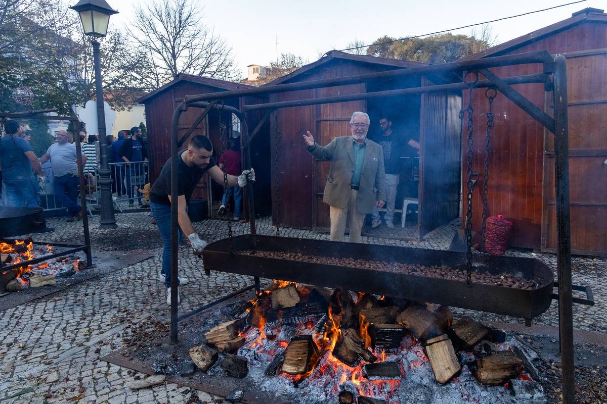 isaltino morais junto ao assador de castanhas