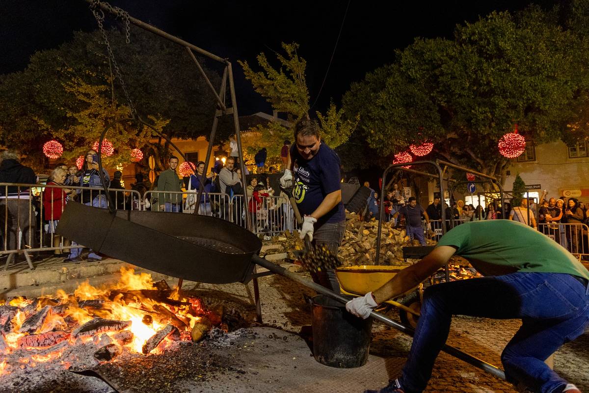 assadores de castanhas no magusto de são martinho em oeiras