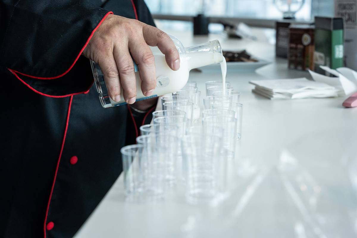 Wine tasting at Mercadinho Domus in Lisbon