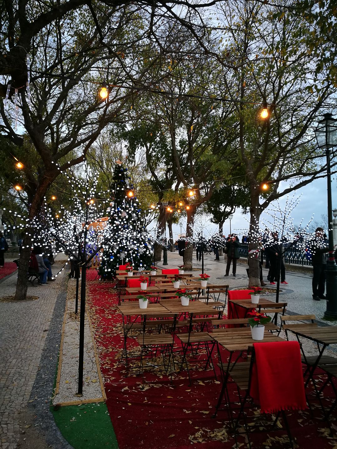 mercado de natal no miradouro de são pedro de alcântara, no bairro alto