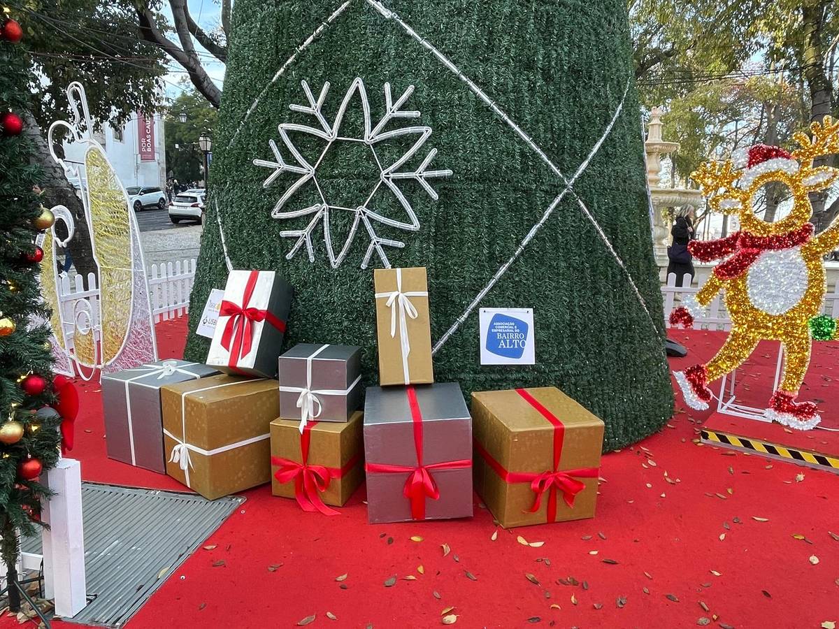 árvore de natal no mercado de natal no miradouro de são pedro de alcântara, no bairro alto