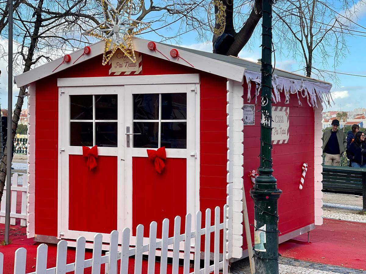 casa do pai natal no mercado de natal no miradouro de são pedro de alcântara, no bairro alto