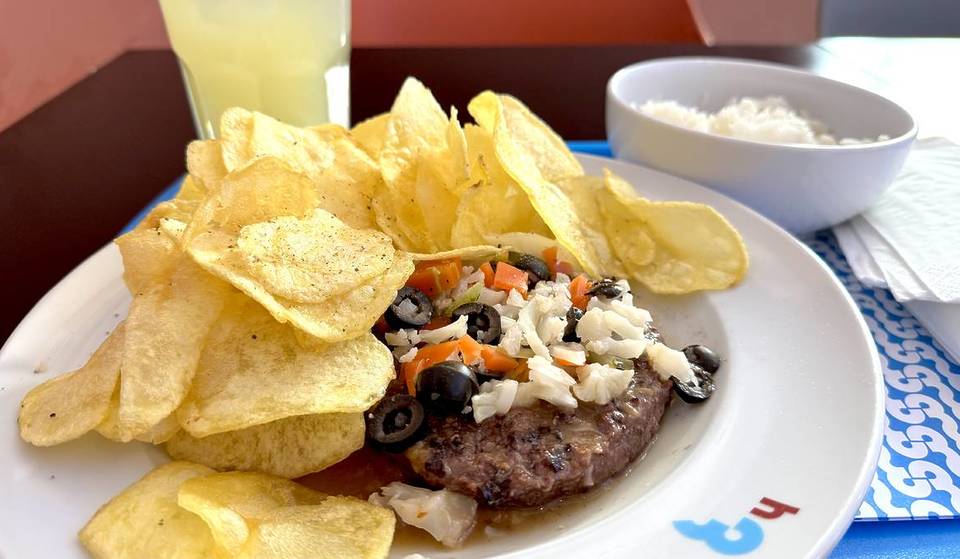 O petisco &#8220;intocável&#8221; das tascas portuguesas agora também é um hambúrguer: fomos ao h3 ver se a aposta foi ganha