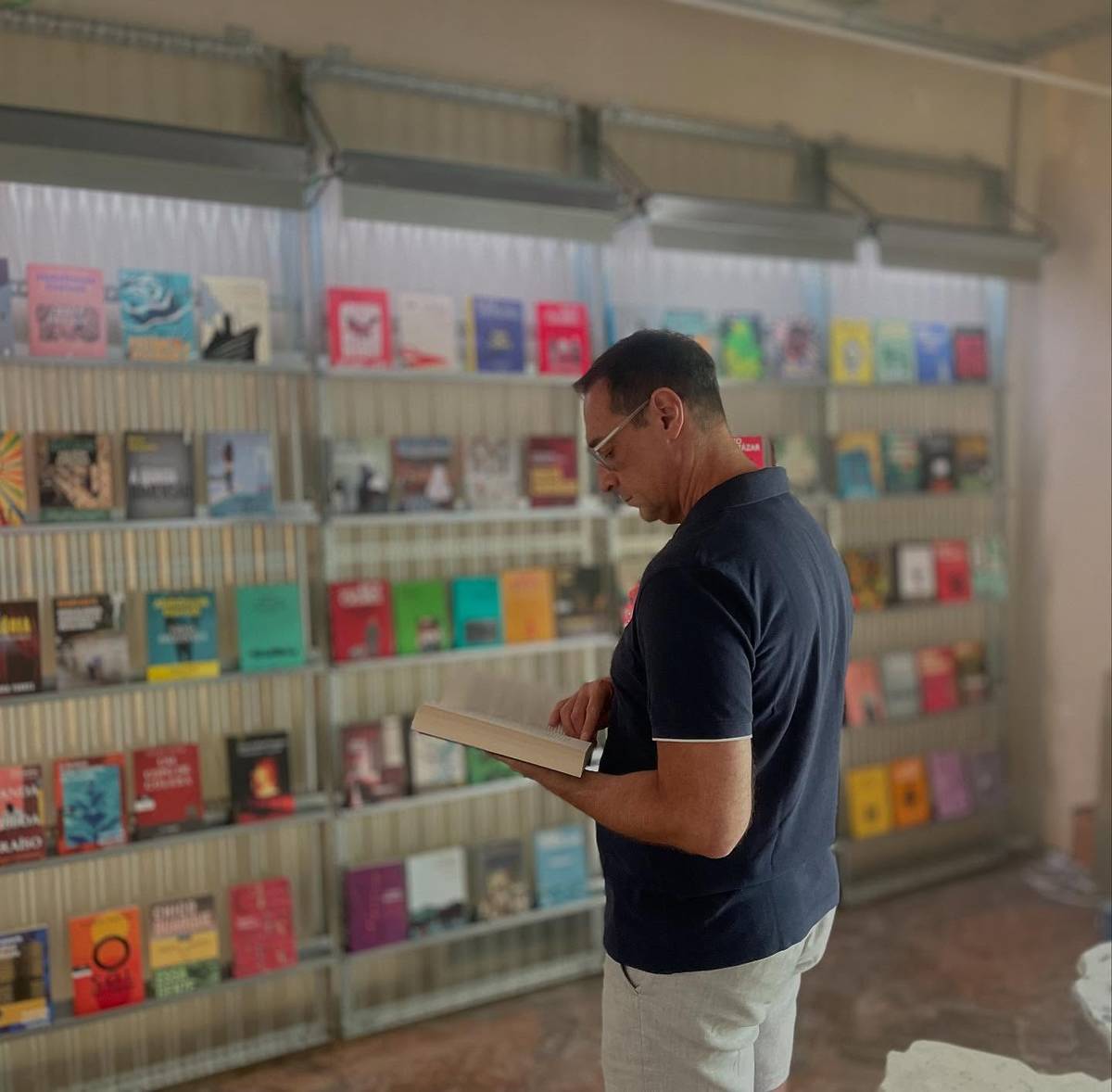 senhor a ler um livro na livraria gondwana