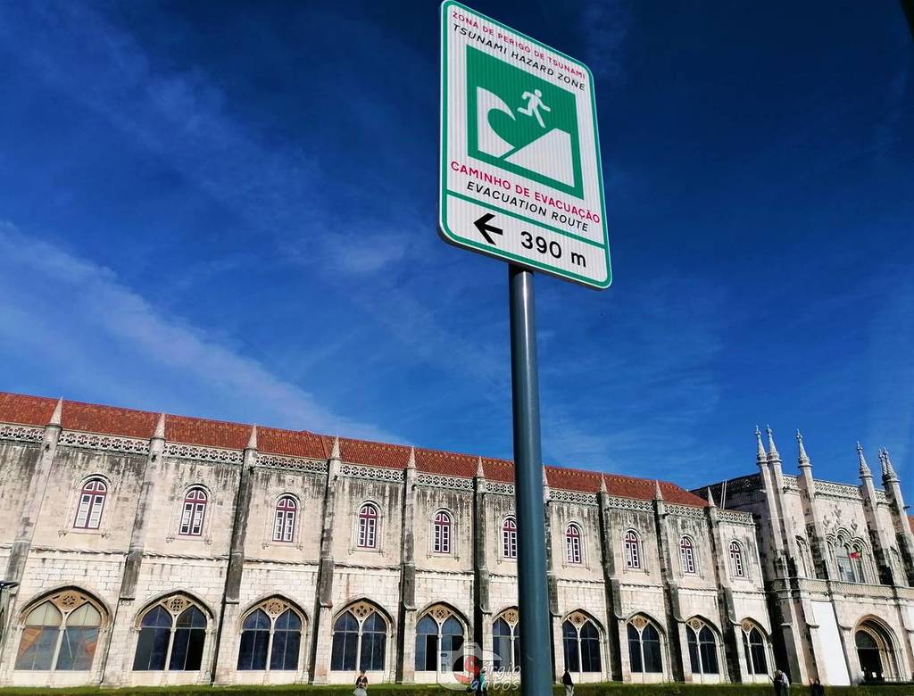 Emergency meeting point signs in case of disasters like tsunamis in Lisbon