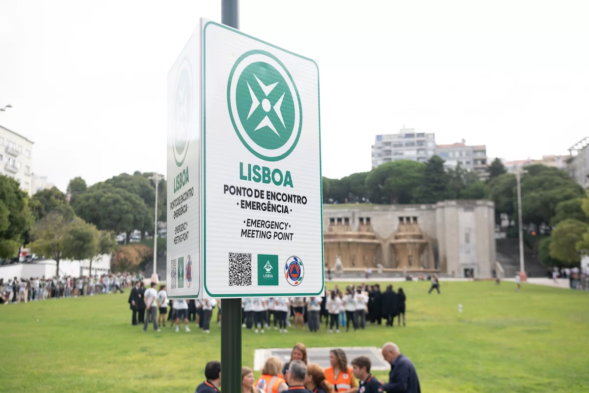 Emergency meeting point signs in case of disasters like tsunamis in Lisbon