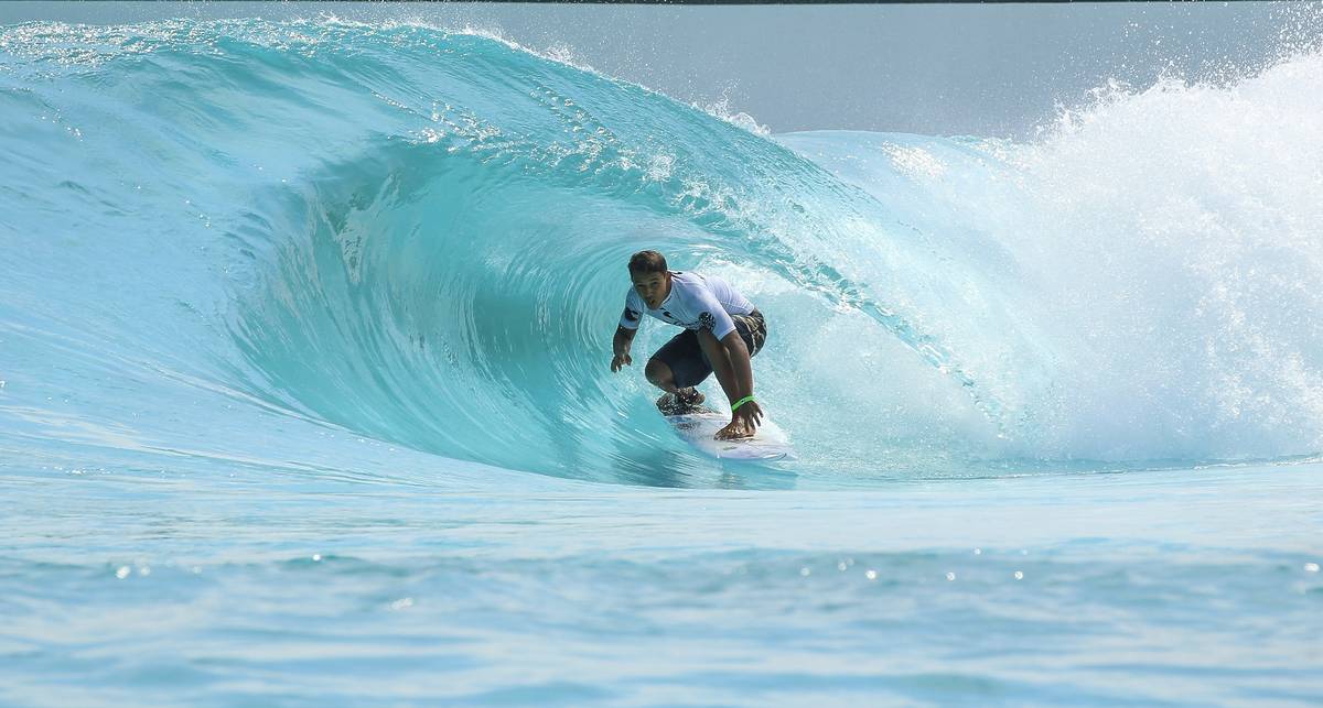 surfistas numa piscina de surf wavegarden, Surfers Cove, óbidos